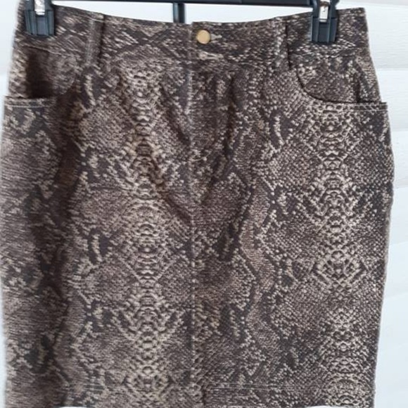 CHAPS MINI SKIRT WITH SNAKE SKIN PRINT  DESIGN - Picture 2 of 3